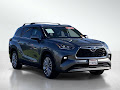 2025 Toyota Highlander Hybrid Platinum